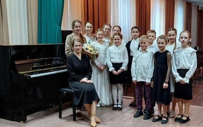 Под звуки скрипки.