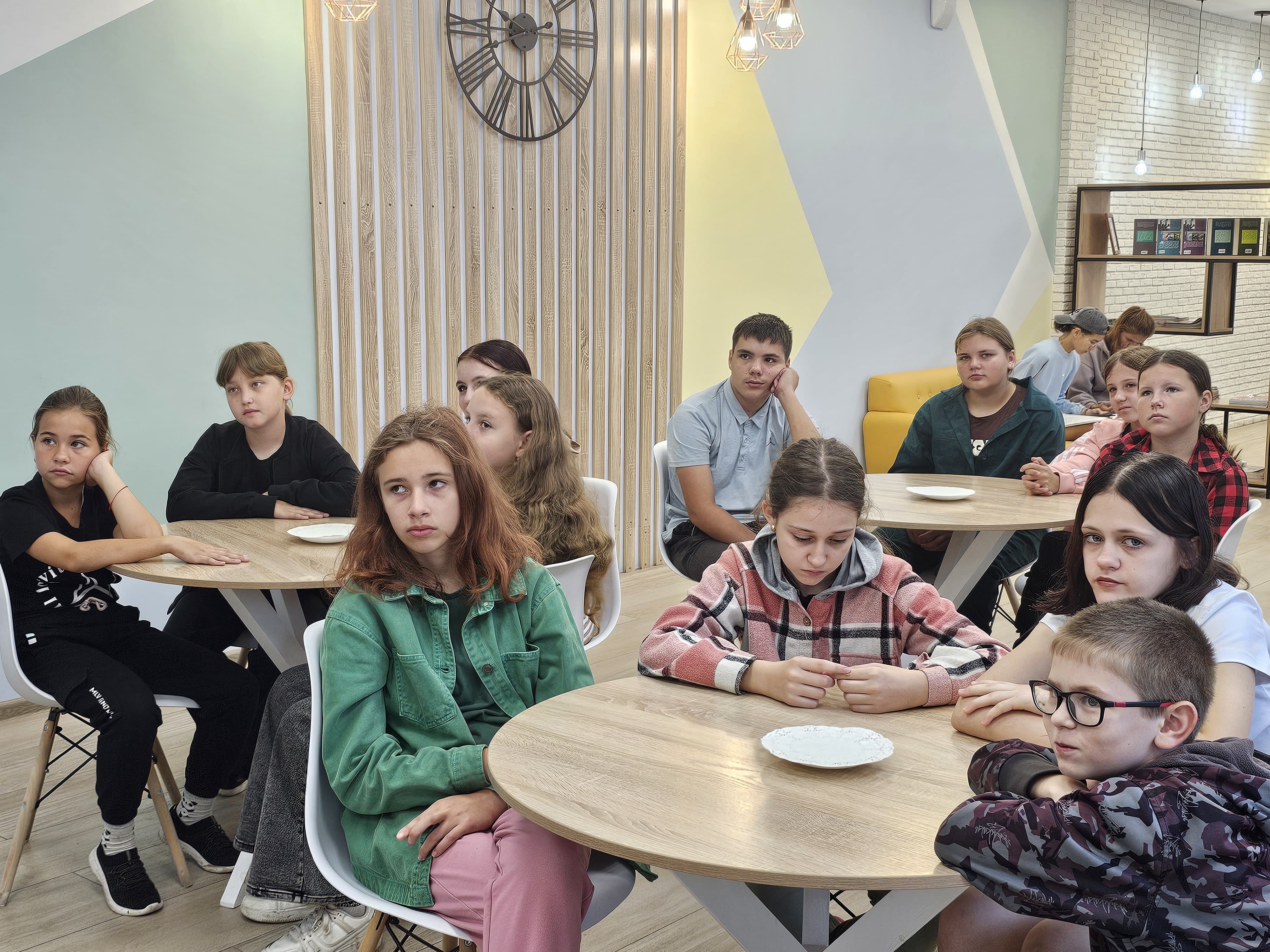 26 августа библиокафе Центральной городской модельной библиотеки открыло свои двери для учащихся СОШ № 10, которых ждал насыщенный и познавательный маршрут по истории, культуре и природе родного региона..