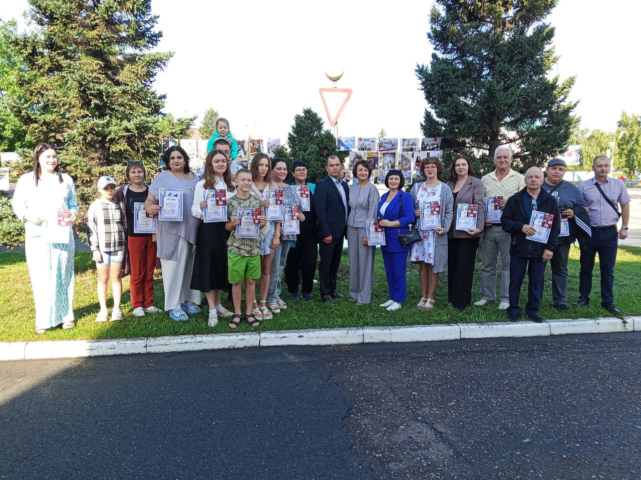 На площадке перед славгородским городским  краеведческим музеем  состоялось открытие выставки фотографий "Город, в котором я живу".