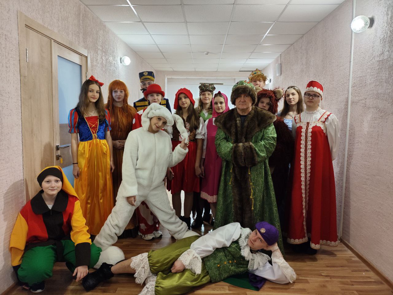 25 декабря юнармейцы городских отрядов «Вихрь» и «Родина» собрались на новогодний костюмированный бал!.