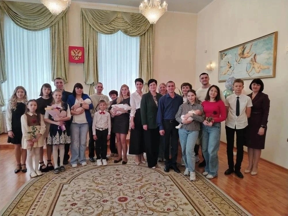В Международный день семьи в Славгородском секторе ЗАГС состоялись торжественные регистрации рождения детей.