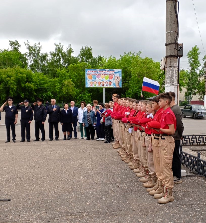 Торжественное поднятие Государственного флага.