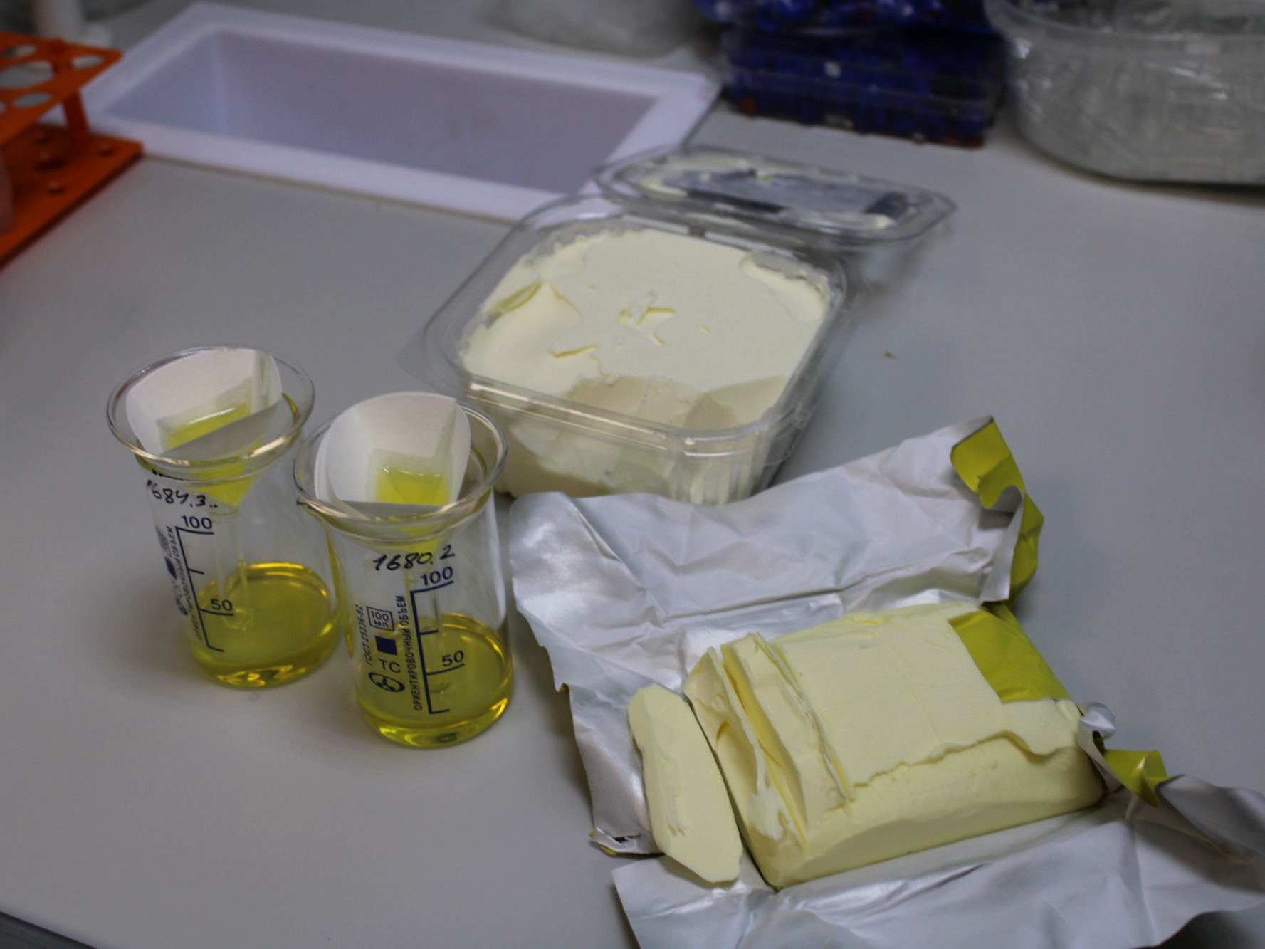 Две партии некачественного сливочного масла выявили специалисты Алтайского филиала ЦОК АПК.