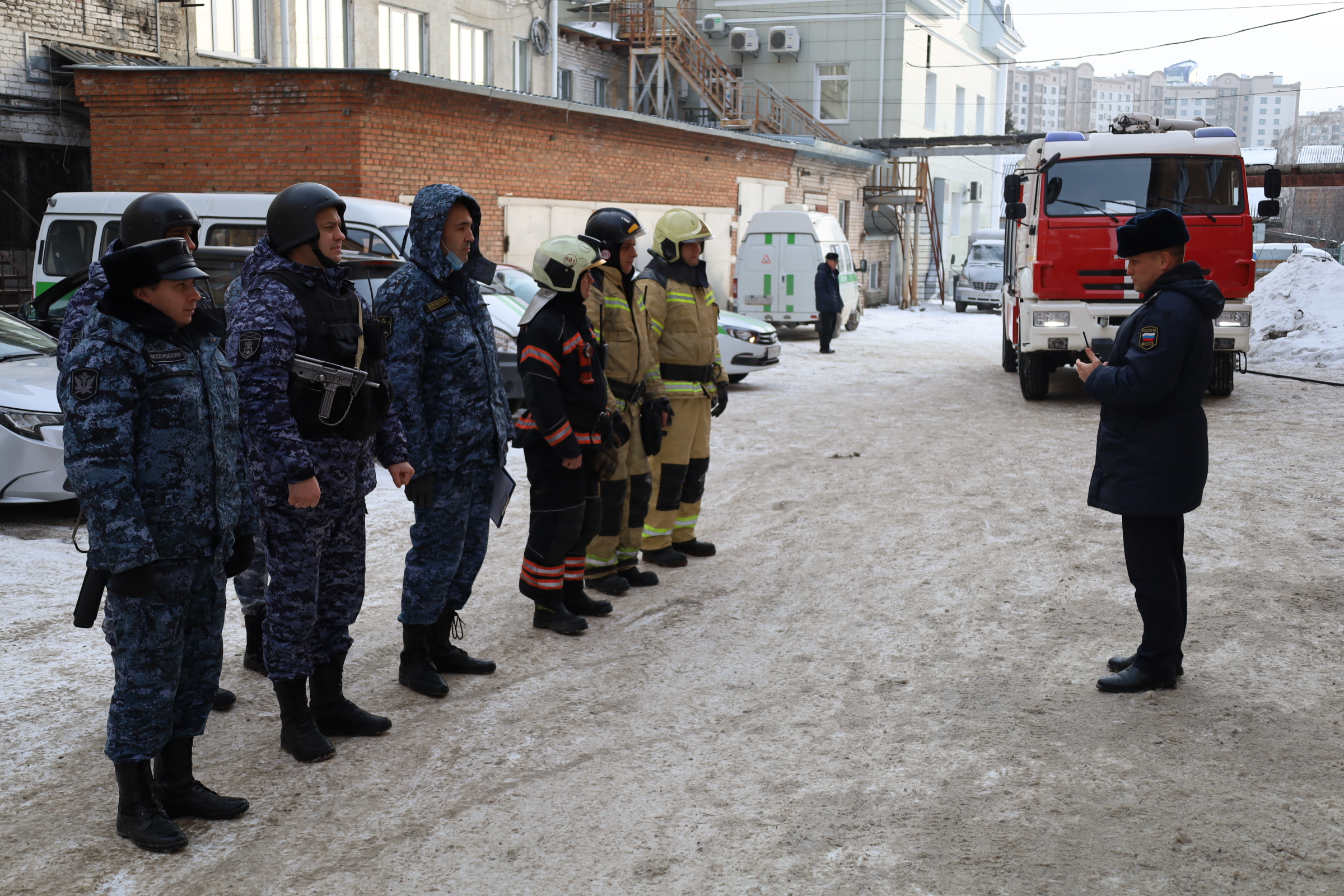 Судебные приставы провели учения по отработке действий при возникновении возгорания.