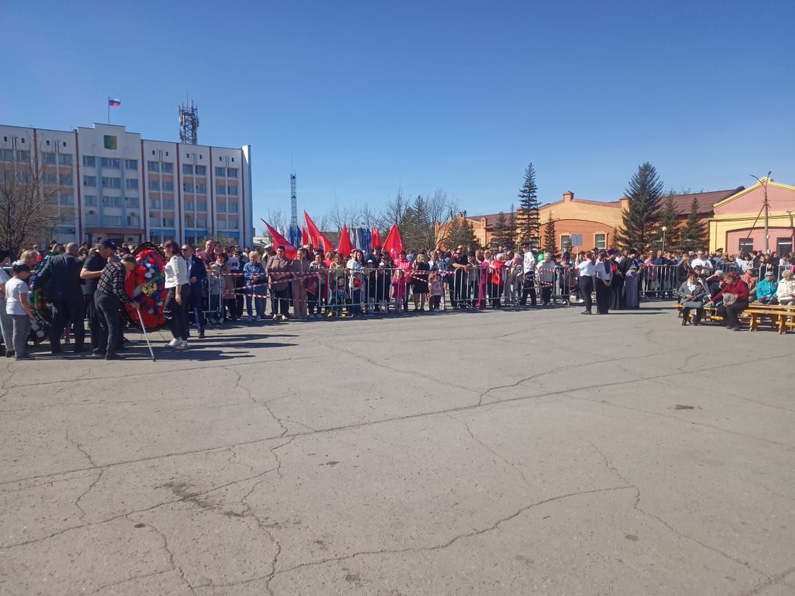 Через несколько минут начнётся торжественный митинг, посвящённый Великой Победе.