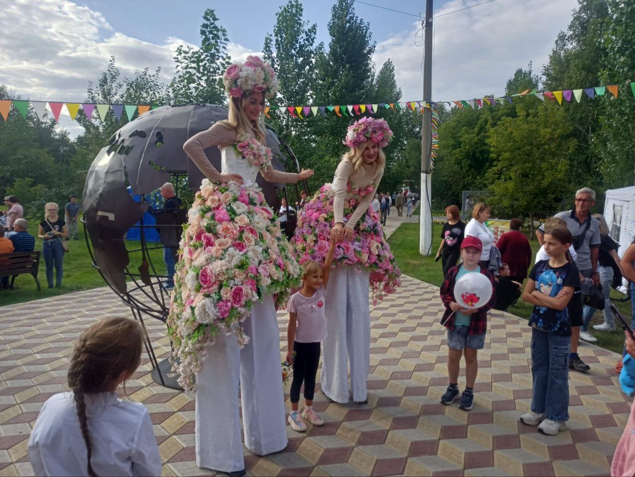 На Площади Победы, а также в парке культуры и отдыха работает фотозона &quot;Живые фигуры&quot;..