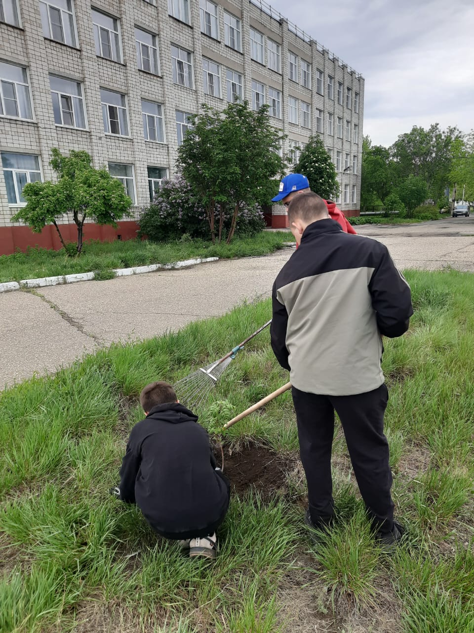 При содействии Центра занятости населения в мае 2025 года 5 школьников трудоустроены в МБОУ &quot;Лицей № 17&quot;..