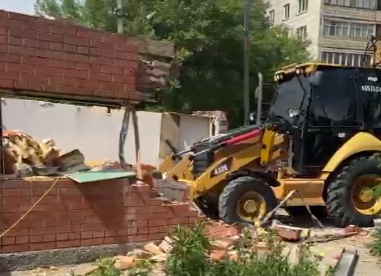 В Барнауле по требованию судебных приставов должник освободил участок от незаконных построек.