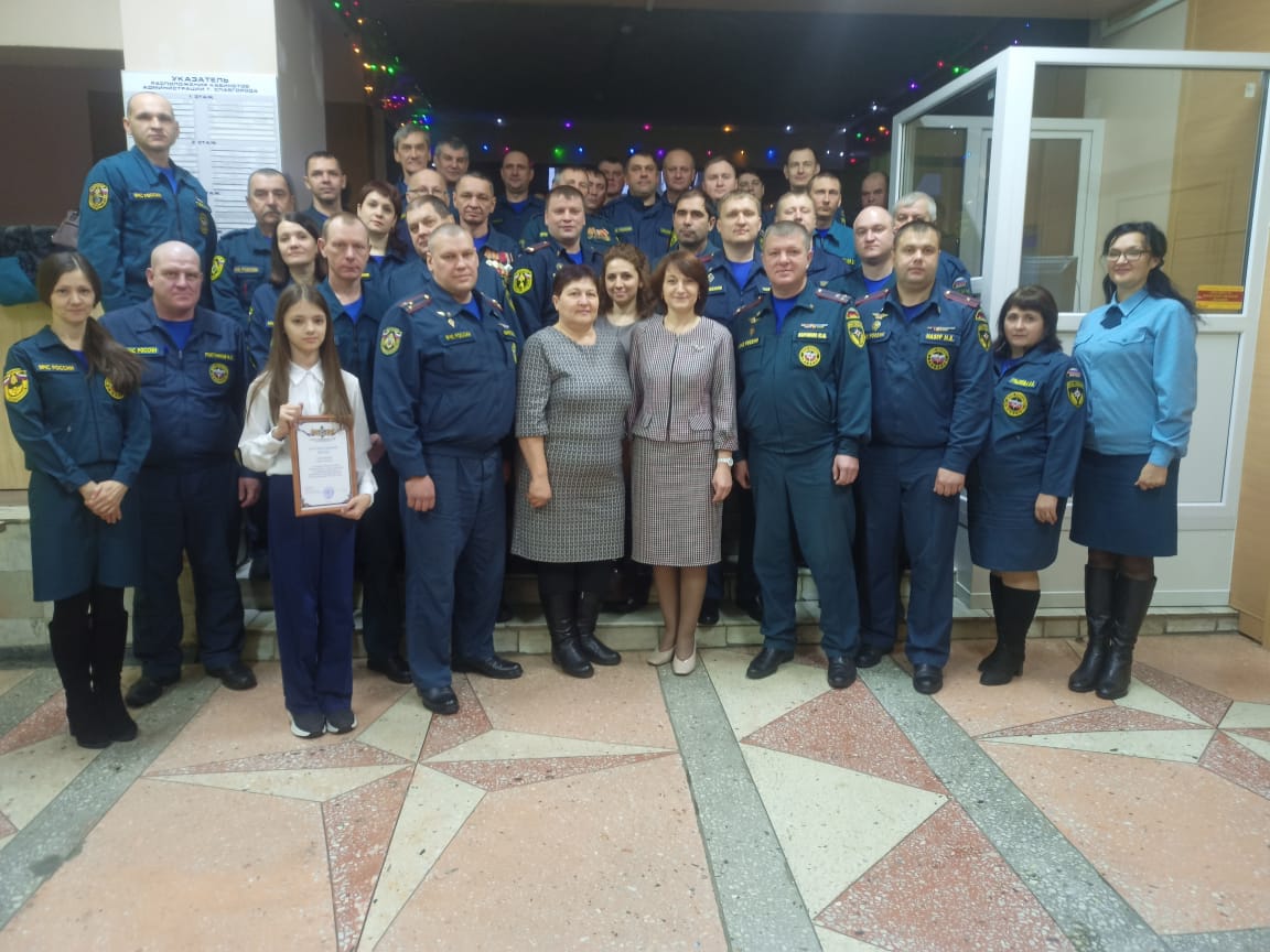 Глава муниципального округа Людмила Подгора поздравила сотрудников МЧС России с Днем спасателя и вручила им награды..