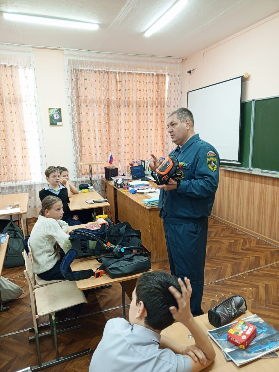 В рамках Всероссийского открытого урока, приуроченного ко Дню гражданской обороны РФ, с учащимися  МБОУ &quot;СОШ 15&quot; прошла очень интересная и познавательная встреча с начальником караула 9 пожарно-спасательного отряда г. Славгорода С.Н. Зверьковым.