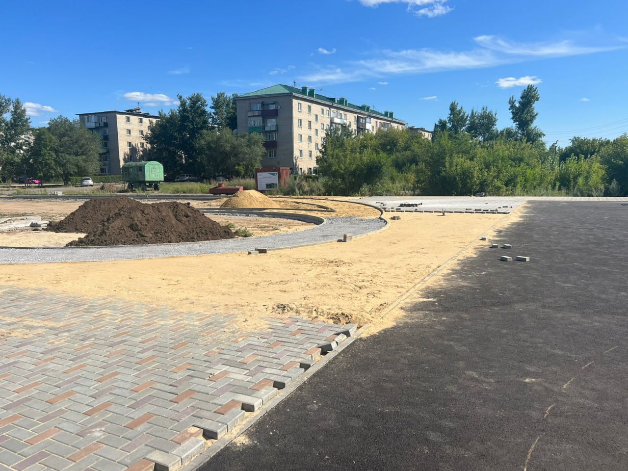 Продолжаются работы по благоустройству «Детского городка» в Военном городке (2 этап) в рамках федерального проекта «Формирование комфортной городской среды».