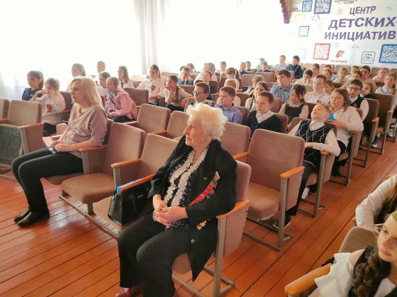 В преддверии Дня Победы в МБОУ «Славгородская СОШ» для учеников 3–4 классов прошёл Урок мужества «Дети войны»..
