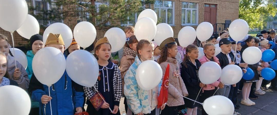В преддверии великого праздника - 80-й годовщины Победы в Великой Отечественной войне в МБОУ &quot;СОШ №15&quot; был организован фестиваль военно-патриотической песни, участниками которого стали 1 и 2 классы. .