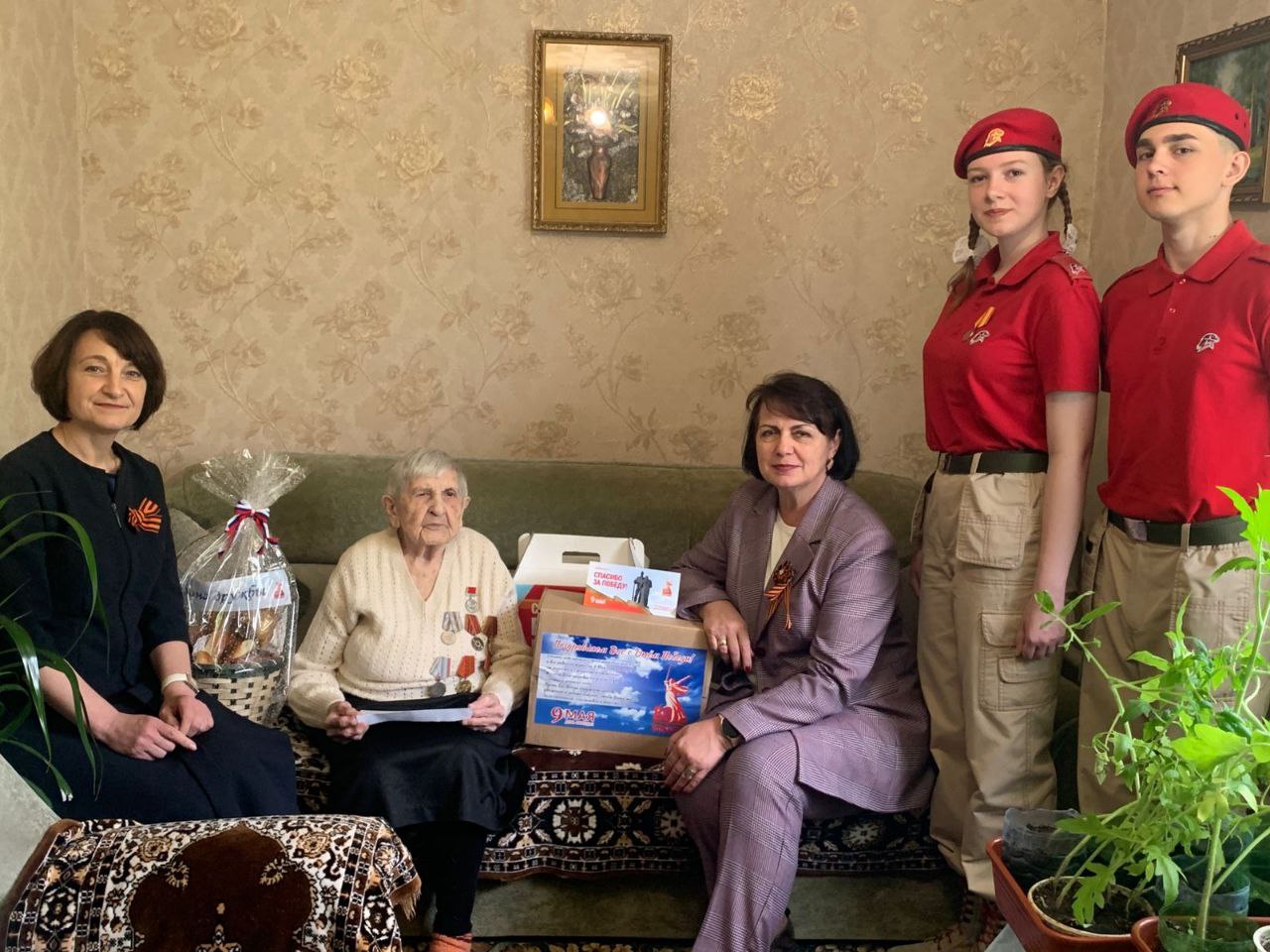 Славгородскому ветерану Великой Отечественной войны вручили подарки ко Дню Победы.