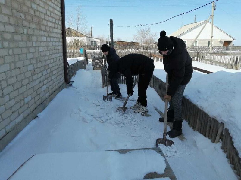 Волонтерская группа из учеников 7 и 8 классов вышли на уборку снега во дворах частных домов, где живут пожилые и одинокие люди. .