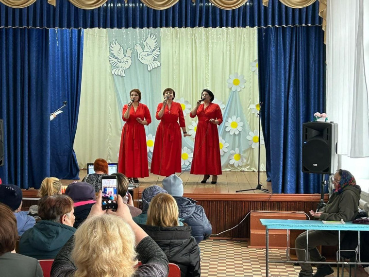 «России свет в семье и людях». «России свет в семье и людях».