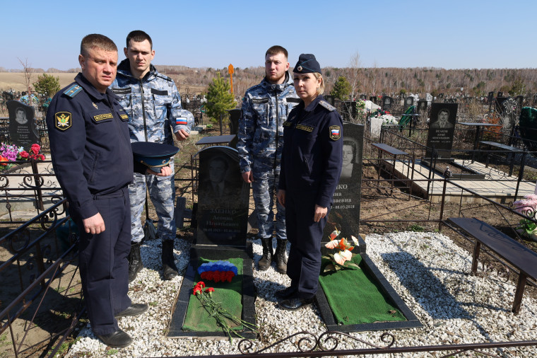 В преддверии Дня Победы судебные приставы навели порядок на могиле ветерана войны. В преддверии Дня Победы судебные приставы навели порядок на могиле ветерана войны.