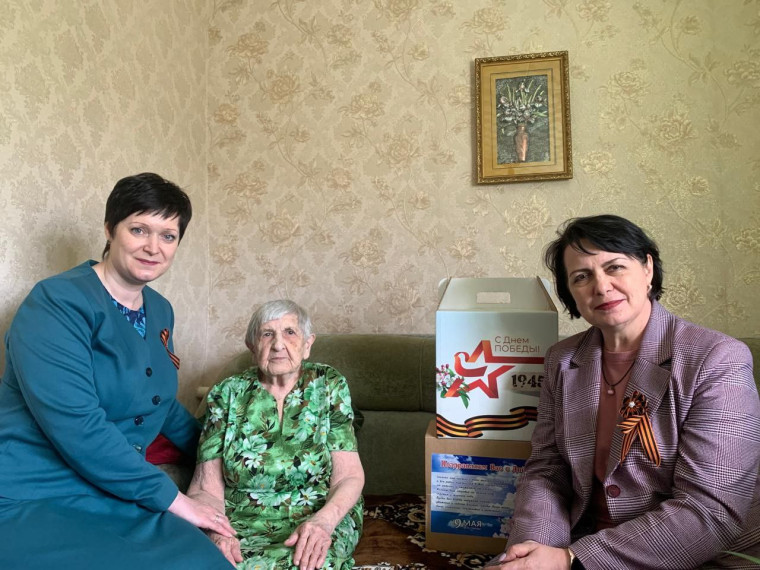 Славгородскому ветерану Великой Отечественной войны вручили подарки ко Дню Победы. Славгородскому ветерану Великой Отечественной войны вручили подарки ко Дню Победы.