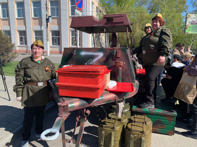 На Площади Победы работает полевая кухня. Все желающие могут могут отведать вкусной каши с горячим чаем.. На Площади Победы работает полевая кухня. Все желающие могут могут отведать вкусной каши с горячим чаем..