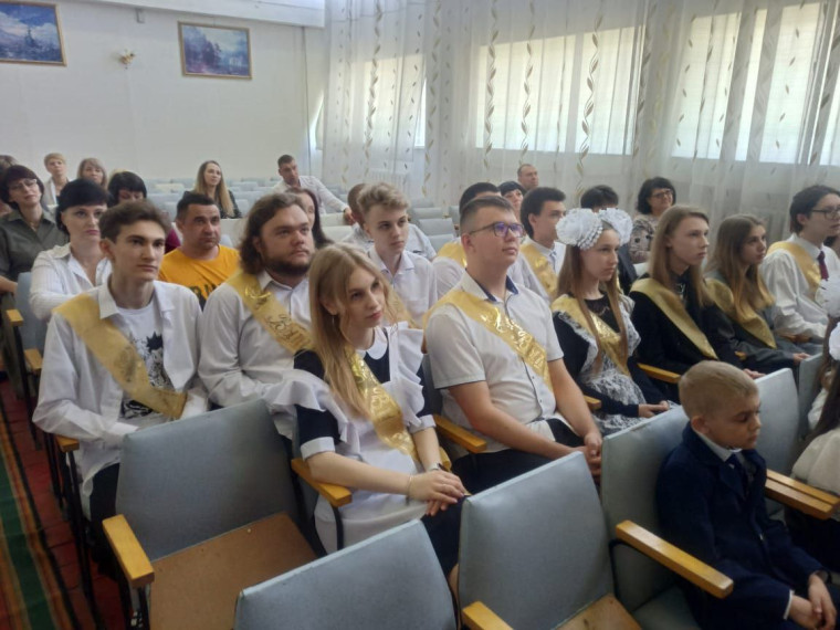 Последний звонок звучит сегодня в школах. Последний звонок звучит сегодня в школах.
