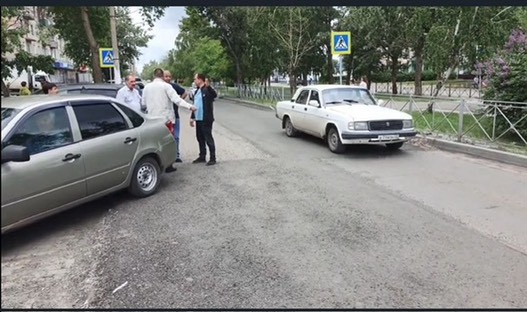 Комиссия, согласно условиям контракта, дала 5 календарных дней для устранения замечаний по ремонту дороги по ул. Ленина.. Комиссия, согласно условиям контракта, дала 5 календарных дней для устранения замечаний по ремонту дороги по ул. Ленина..