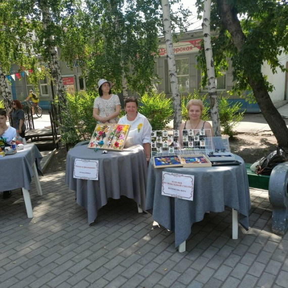 В выходные на Малом Арбате прошла ярмарка-выставка под названием «День молодых».. В выходные на Малом Арбате прошла ярмарка-выставка под названием «День молодых»..