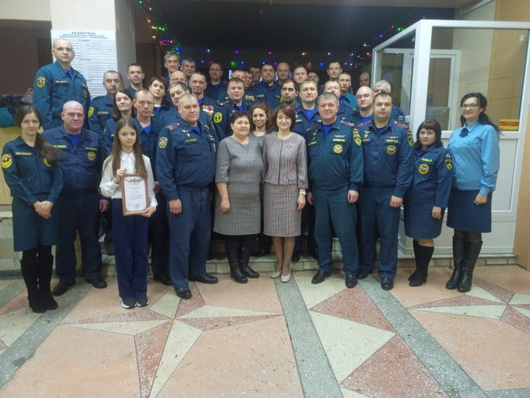Глава муниципального округа Людмила Подгора поздравила сотрудников МЧС России с Днем спасателя и вручила им награды.. Глава муниципального округа Людмила Подгора поздравила сотрудников МЧС России с Днем спасателя и вручила им награды..
