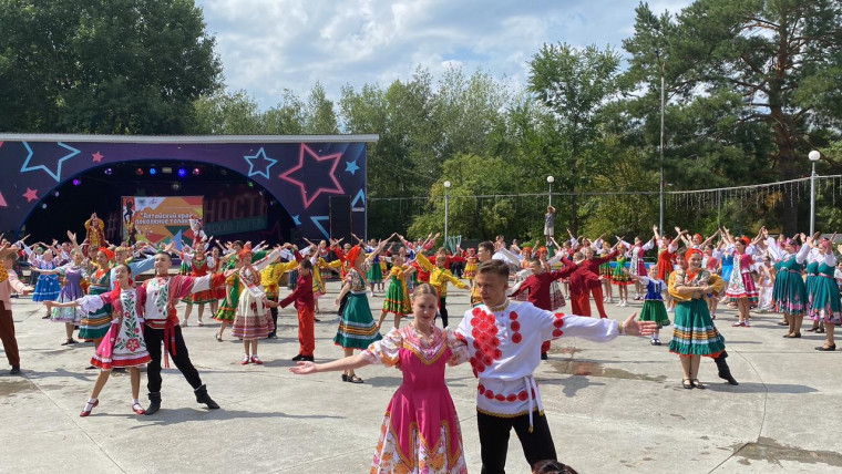 Хореографический ансамбль «АнЭль» Славгородской детской школы искусств участвуют в профильной смене в лагере «Юность». Хореографический ансамбль «АнЭль» Славгородской детской школы искусств участвуют в профильной смене в лагере «Юность».