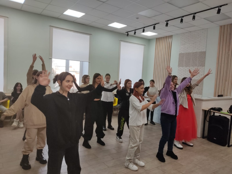 В Центральной городской модельной библиотеке для учащихся МБОУ «СОШ № 13» проведена игровая программа «Новогодние чудеса». В Центральной городской модельной библиотеке для учащихся МБОУ «СОШ № 13» проведена игровая программа «Новогодние чудеса».
