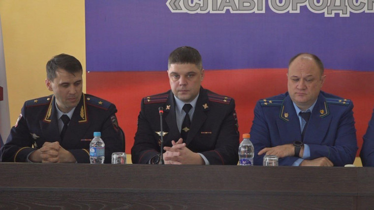Сегодня, 31 января, в Межмуниципальном отделе МВД России "Славгородский" личному составу представлен новый начальник отдела - подполковник полиции Денис Викторович Бельгер. . Сегодня, 31 января, в Межмуниципальном отделе МВД России "Славгородский" личному составу представлен новый начальник отдела - подполковник полиции Денис Викторович Бельгер. .