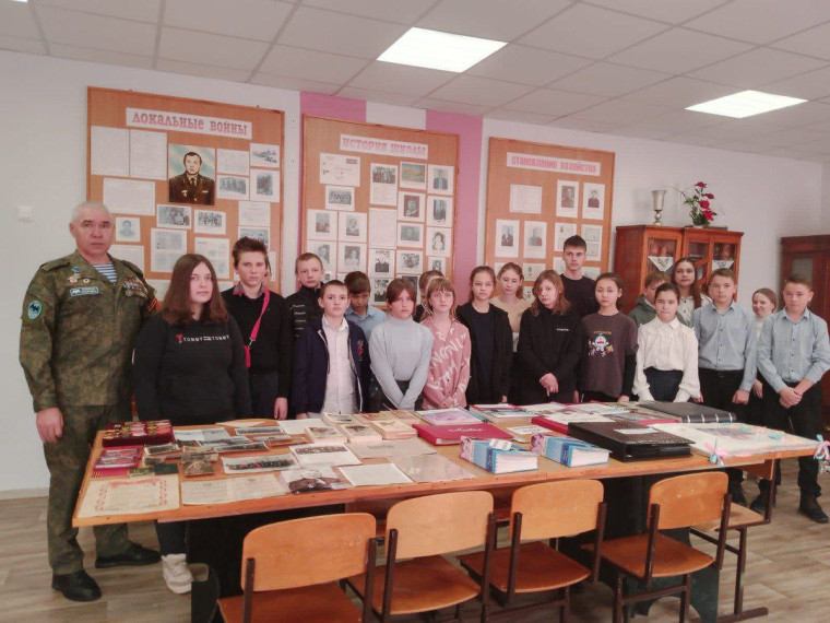 15 февраля, Семёновская сельская библиотека совместно с МБОУ «Семеновская СОШ» провели час мужества «Память, живущая вечно». 15 февраля, Семёновская сельская библиотека совместно с МБОУ «Семеновская СОШ» провели час мужества «Память, живущая вечно».